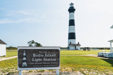 Nags Head, Kuzey Carolina - 31 Ağustos 2024: Bodie Island Deniz Feneri, Cape Hatteras Ulusal Deniz Kıyısı, Dış Kıyılar. Hoş geldin işareti