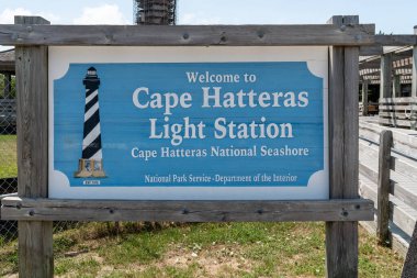 Cape Hattaras, Kuzey Carolina - 31 Ağustos 2024: Cape Hattaras Deniz Feneri 'nin hoş geldiniz tabelası