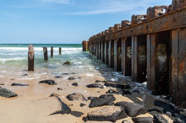 Eski paslı kırık iskele, Cape Hatteras Ulusal Deniz Kıyısı. Dış Kıyılar, Kuzey Carolina