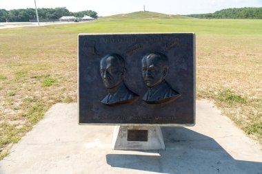 Kitty Hawk, Kuzey Carolina - 1 Eylül 2024: Wilber ve Orville Wright onuruna yapılmış tarihi plaket - Wright Kardeşler Ulusal Anma Merkezi