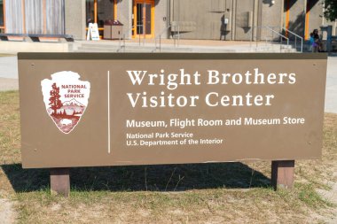Kitty Hawk, Kuzey Carolina - 1 Eylül 2024: Wright Kardeşler Ulusal Anma Merkezi 'ne giriş işareti