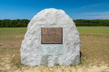 Kitty Hawk, Kuzey Carolina - 1 Eylül 2024: İlk başarılı uçak uçuşunu onurlandıran tarihi plaket - Wilber ve Orville Wright - Wright Kardeşler Ulusal Anıtı