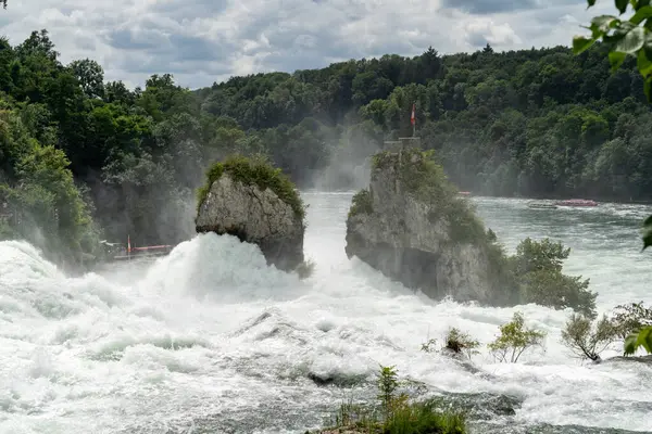 Rhinefalls (Rhine Falls) şelalesinde güçlü su, İsviçre Avrupa