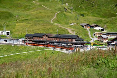 Kleine Scheidegg, İsviçre - 25 Temmuz 2025: İsviçre tren istasyonu - İsviçre 'de yazın Lauterbrunnen' den Kleine Scheidegg 'e giden tren
