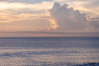 Kuzey Carolina 'nın dış kıyılarında Atlantik Okyanusu' nun üzerinde gün doğumu, Nags Head 'de çekildi. Fırtına başlığı bulutları yaklaşıyor