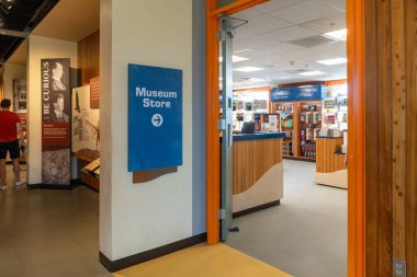 Kitty Hawk, Kuzey Carolina - 1 Eylül 2024: Wright Kardeşler Ulusal Anıt Müzesi ve hediyelik eşya dükkanı