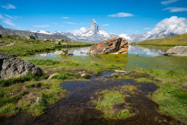 Matterhorn yansımalı güzel Stellisee Gölü Zermatt, İsviçre 'de Beş Göl Yolu