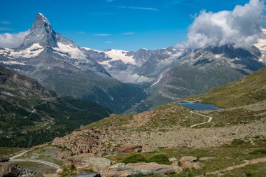 Matterhorn yansımalı güzel Stellisee Gölü Zermatt, İsviçre 'de Beş Göl Yolu