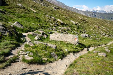 Zermatt İsviçre 'deki Five Lakes Patikası' nda yürüyüş izleri, yürüyüşçülere doğru yolu gösteriyor.