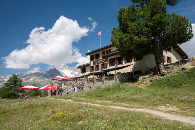 Zermatt, İsviçre - 27 Temmuz 2024: The Ze Seewjinu Mountain Lodge, Five Lakes Trail 'de bir restoran