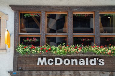 Zermatt, İsviçre - 27 Temmuz 2024: Zermatt, İsveç şehir merkezindeki McDonalds fast food restoran logosu