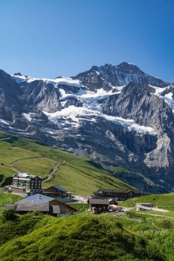 Kleine Scheidegg, İsviçre - 25 Temmuz 2024: Kleine Scheidegg yüksek bir dağ geçidi ve Jungfraujoch 'a gidiş için başlangıç noktası ve Lauterbrunnen' i Grindlewald 'a bağlar.