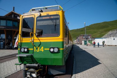 Kleine Scheidegg, İsviçre - 25 Temmuz 2024: Kleine Scheidegg tren istasyonunda Grindewald treni