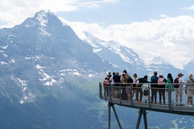 Grindelwald, İsviçre - 20 Temmuz 2024: İsviçre 'de İsviçre Alplerinde Birinci Uçurum Yürüyüşü