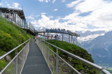 Grindelwald, İsviçre - 20 Temmuz 2024: İsviçre 'de İsviçre Alplerinde Birinci Uçurum Yürüyüşü