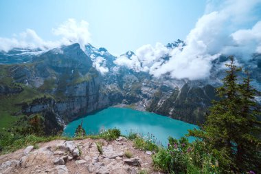 İsviçre 'deki Oeschinensee Gölü yürüyüşü sahnesi, İsviçre Alpleri' ndeki Kandersteg yakınlarında, çok kayalık bir arazi.