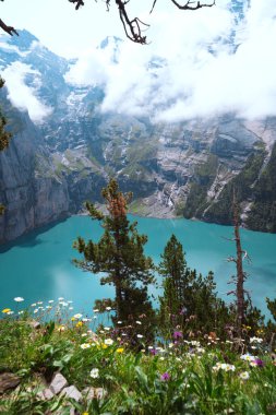İsviçre 'deki Oeschinensee Gölü yürüyüşü sahnesi, İsviçre Alpleri' ndeki Kandersteg yakınlarında, çok kayalık bir arazi.