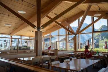 Mannlichen, İsviçre - 24 Temmuz 2024: Mannlichen bölgesindeki kafeterya oturma alanı ve restoran