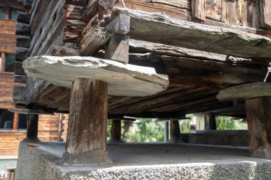 İsviçre 'de Zermatt' taki eski dağ evi. Düz taş levha üzerinde. Fare, sıçan ve kemirgen istilasını önlemek için ayaklıklar.