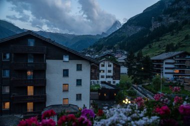 Zermatt, İsviçre - 27 Temmuz 2024: İsviçre 'nin arabasız Zermatt, Matterhorn köyünün alacakaranlık manzarası