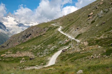 Rocky manzarası ve Five Lakes Yürüyüşü boyunca çok dik bir patika, Matterhorn manzaralı. Zermatt, İsviçre