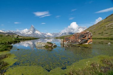 Matterhorn yansımalı güzel Stellisee Gölü Zermatt, İsviçre 'de Beş Göl Yolu
