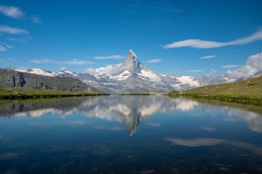 Matterhorn yansımalı güzel Stellisee Gölü Zermatt, İsviçre 'de Beş Göl Yolu