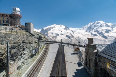 Gornergrat, İsviçre - 26 Temmuz 2024: Uzakta Grenzgletscher manzaralı Gornergrat tren istasyonunda yaz manzarası