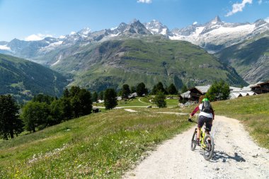 Zermatt, İsviçre - 26 Temmuz 2024: Zermatt İsviçre 'deki patikalarda dağ bisikletçisi sürüyor