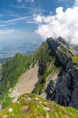 Dağ başında yürüyüş parkurunda. Pilatus güneşli açık bir yaz gününde. İzler Tomlishorn 'a gidiyor.