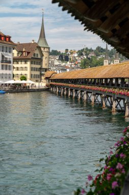 Lucerne İsviçre 'deki güzel ve ünlü kilise köprüsü.