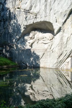 Lucerne, İsviçre - 19 Temmuz 2024 Lucerne İsviçre 'deki ünlü Aslan Anıtı, bir göletin yakınına oyulmuş.