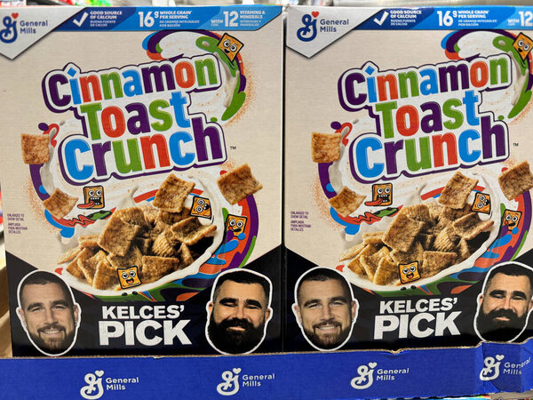 Вена, Вирджиния - 23 сентября 2024 года: Травис и Джейсон Келс на коробке Camon Toast Crunch Cereal - Kelces Picks. Футболисты, известные братья