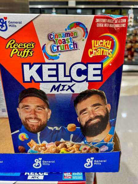 Вена, Вирджиния - 23 сентября 2024 года: Травис и Джейсон Келс на коробке Kelce Mix General mills cereal - Kelces Picks. Футболисты, известные братья