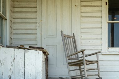 Tahta bir verandada eski moda sallanan sandalye.