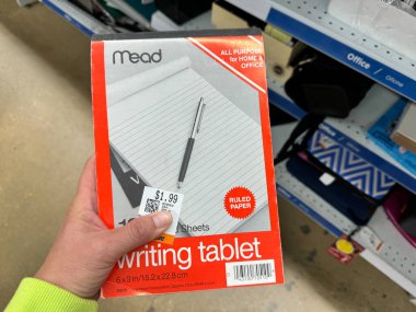 Viyana, Virginia - 28 Eylül 2024: 1980 'lerden kalma bir vintange bal likörü yazma tableti bir ikinci el mağazasında bulundu