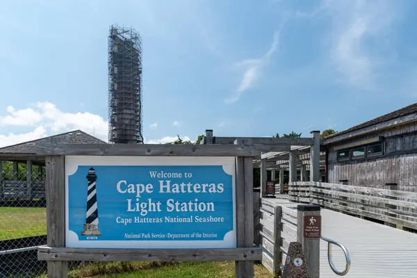 Cape Hatteras, Kuzey Carolina - 31 Ağustos 2024: Cape Hatteras Deniz Feneri büyük inşaat halinde, iskelesi var. Dış Kıyılar Kuzey Carolina