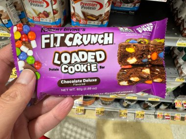 Viyana, Virginia - 28 Eylül 2024: Hand 'in elinde Robert Irvine' s Frunch Chocolate Protein kurabiyesi var