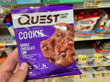 Viyana, Virginia - 28 Eylül 2024: Hand 'in elinde çifte çikolatalı kurabiye var