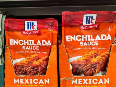 Viyana, Virginia - 28 Eylül 2024: McCormick Enchilada Sosu karışımı, bir markette Meksika yemeği aroması