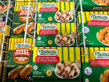 Viyana, Virginia - 28 Eylül 2024: Çeşitli Nathan mezeleri - sığır eti, kraker sosisi ve mini mısır sosisi çeşitleri