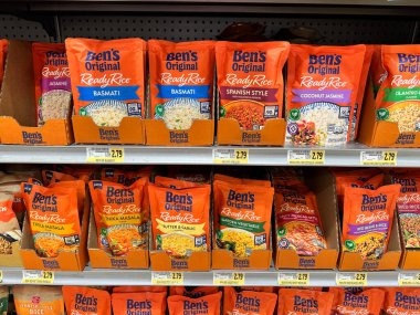 Viyana, Virginia - 28 Eylül 2024: Bens Amca 'nın çeşitli lezzet ve çeşitlerinin bir markette sergilenmesi