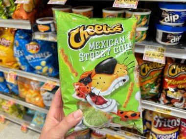 Viyana, Virginia - 28 Eylül 2024: Bir paket Cheetos Meksika Sokağında mısır aromalı cips