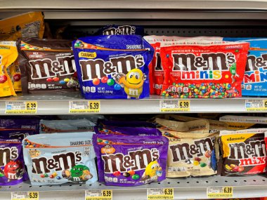 Viyana, Virginia - 28 Eylül 2024: Çeşitli aromalı ve çeşitli M ve M 'ler içeren market şekerleri bölümü