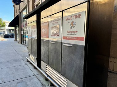 Viyana, Virginia - 28 Eylül 2024: Harris Teeter market teslimatı ve sipariş dondurucuları