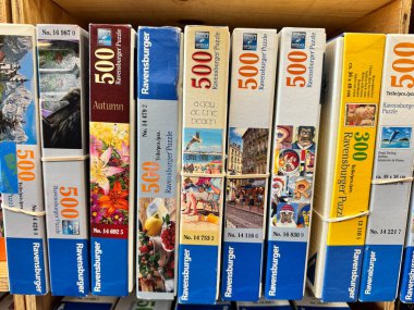 Manassas, Virginia - 29 Eylül 2024: Bir mağazada satılık Ravensburger marka bulmacalar rafı