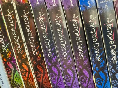 Manassas, Virginia - 29 Eylül 2024: Vampir Günlükleri 'nin vampir dizisi DVD dizisi, tüm diziler