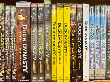 Manassas, Virginia - 29 Eylül 2024: AE TV realite Duck Dynasty dizisi 2010 'lardan kalma, raflarda tam seri DVD' ler