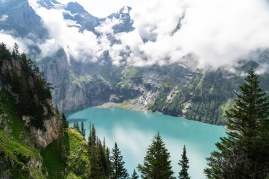 Yazın Oeschinensee Gölü - Kandersteg, İsviçre