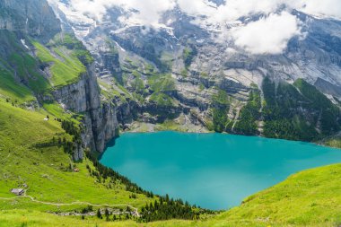 Yazın Oeschinensee Gölü Panorama yürüyüş parkuru - Kandersteg, İsviçre